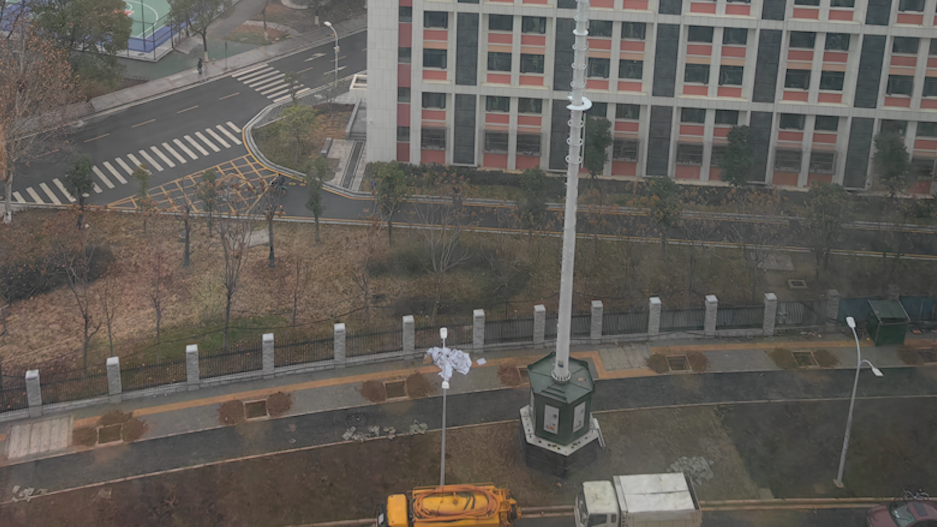 中國鐵塔回應武漢小區一夜豎鐵塔：建設通過審批，投入使用后可為住戶上門監測輻射情況