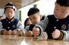 2023年3月20日，河北省邯郸市邯山区第四幼儿园的小朋友在玩“立蛋”游戏。
