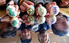 2023年3月20日，河北省邯郸市邯山区第四幼儿园的小朋友在玩“立蛋”游戏。