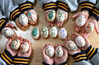 2023年3月20日，河北省邯郸市邯山区第四幼儿园的小朋友展示手绘彩蛋。
