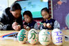 2023年3月20日，河北省邯郸市邯山区第四幼儿园的小朋友在手绘彩蛋。 郝群英/IC photo 编辑/陈进
