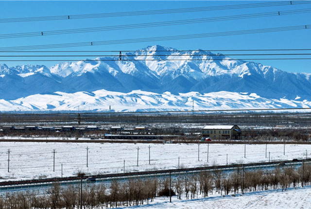 新疆乌鲁木齐雪后初晴 平原高山一片银装美景如画