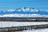 2023年3月20日，新疆乌鲁木齐，一场大雪之后，远处的天山，近处广阔的平地，一片银装，构成了一幅绝美的画面。
