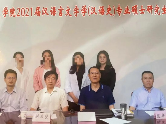 ▲李右溪读研究生时,同专业的有4名同学,其中只有她一人研究甲骨文,前排右一为导师陈福年,后排右一为李右溪。受访者供图