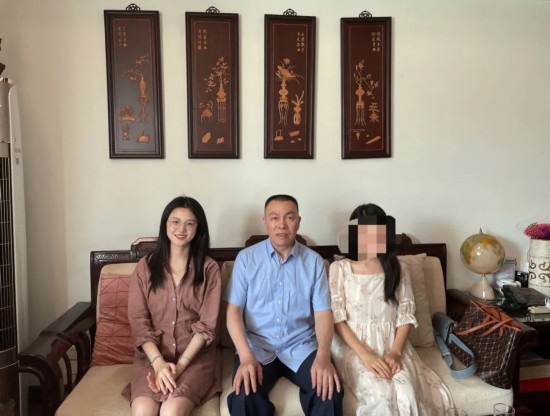 ▲研二时,李右溪和师妹在导师家中上课。受访者供图