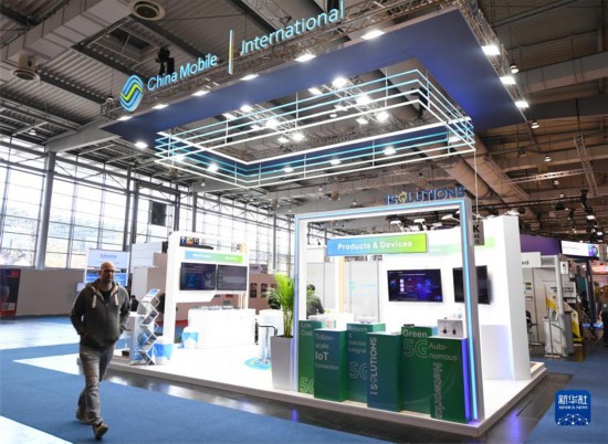 这是4月18日在德国汉诺威工博会上拍摄的中国移动展区。2023年德国汉诺威工业博览会17日至21日举行,大约800家中国企业线下参展。新华社记者 任鹏飞 摄