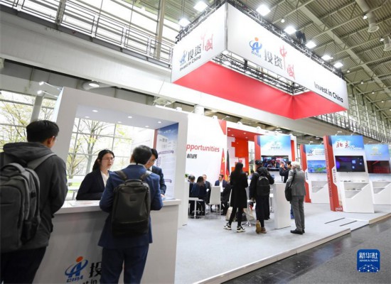 这是4月18日在德国汉诺威工博会上拍摄的投资中国展区。2023年德国汉诺威工业博览会17日至21日举行,大约800家中国企业线下参展。新华社记者 任鹏飞 摄