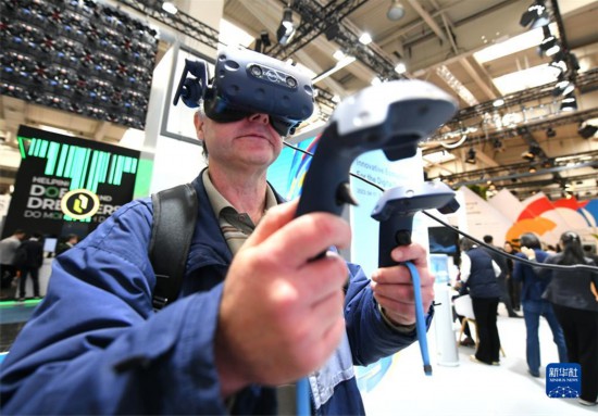 4月19日,在德国汉诺威工博会上,一名男子通过VR设备了解海尔卡奥斯工业互联网平台。2023年德国汉诺威工业博览会17日至21日举行,大约800家中国企业线下参展。新华社记者 任鹏飞 摄