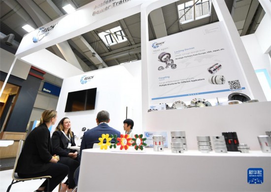 4月19日,在德国汉诺威工博会上,参观者在瑞迪智驱展区与工作人员(右一)交谈。2023年德国汉诺威工业博览会17日至21日举行,大约800家中国企业线下参展。新华社记者 任鹏飞 摄