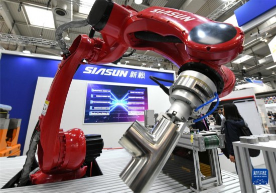 这是4月18日在汉诺威工博会上拍摄的新松工业机器人。2023年德国汉诺威工业博览会17日至21日举行,大约800家中国企业线下参展。新华社记者 任鹏飞 摄