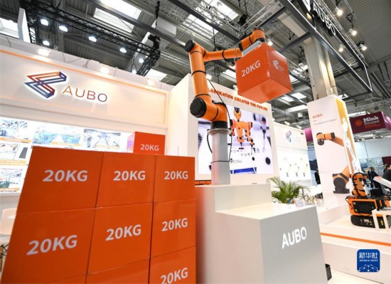 4月18日,在德国汉诺威工博会上,一款遨博协作机器人进行工作演示。2023年德国汉诺威工业博览会17日至21日举行,大约800家中国企业线下参展。新华社记者 任鹏飞 摄