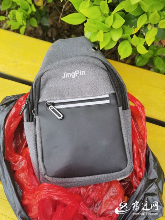 (全媒体)慧眼识“包”,这个环卫工人曾多(2743497)-20230425084835