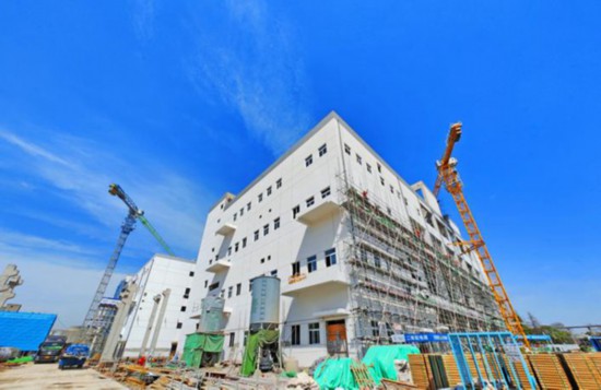 仪征化纤智能化短纤项目建设现场。尚东摄