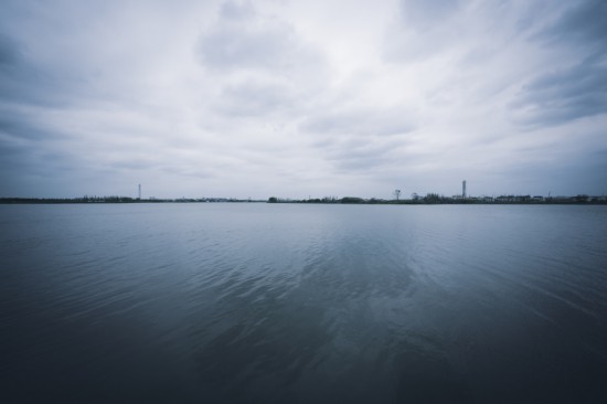 &ldquo;水杉居餐厅&rdquo;外，水天一色。人民网 马焘焘摄