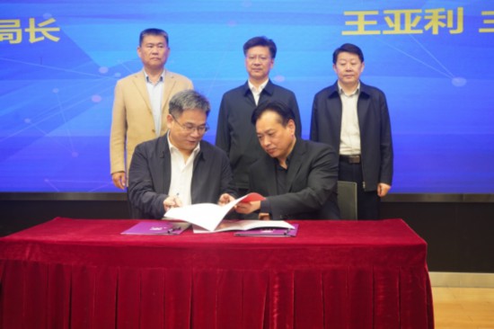 校地双方签订战略合作协议。栖轩摄