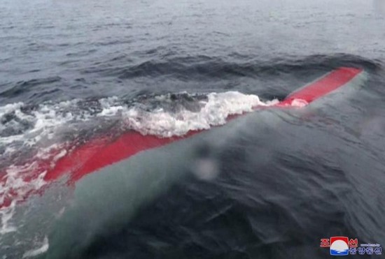 3月25日至27日，朝鲜进行潜水式战略武器系统试验。图片来源：朝中社