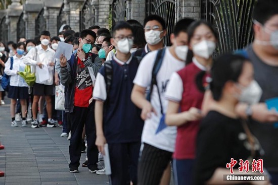 资料图：考生在上海市第三女子中学等待进入考场。殷立勤 摄