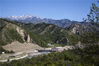 2023年5月11日，新疆维吾尔自治区伊犁州，霍城县拍摄的中华福寿山景色。初夏时节，位于霍城县的中华福寿山景色秀丽，吸引游客前往观赏游玩。
