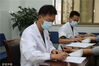 2023年5月12日，昆明西山区一所医院内，护士在给参加体检的人员做检查。签约供稿人/视觉中国
