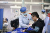 2023年5月12日，江苏扬州，在江苏省苏北人民医院，护士在进行护理工作。签约供稿人/视觉中国