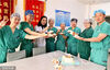 2023年5月12日，在石家庄市栾城区人民医院，医院为坚守在工作岗位的护士们送去蛋糕，祝他们护士节快乐。李明发/视觉中国
