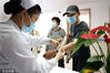 2023年5月12日，山东省滨州市中医院骨伤科的护士接诊新入院患者。初宝瑞/视觉中国