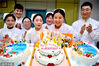 2023年5月12日，在安徽省亳州市中医院，几名护士为蛋糕点上节日蜡烛，欢度“5.12国际护士节”。签约供稿人/视觉中国