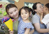 2021年5月8日，浙江省诸暨市，暨北幼儿园的小朋友跟妈妈拥抱。