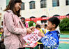 2023年5月12日，在江西省上饶市铅山县鹅湖镇大风车幼儿园，孩子们把制作的贺卡和祝福语献给母亲。
