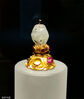 2022年1月21日，武汉，湖北省博物馆，“梁庄王珍藏——郑和时代的瑰宝”展展出的文物。金镶无色蓝宝石帽顶。