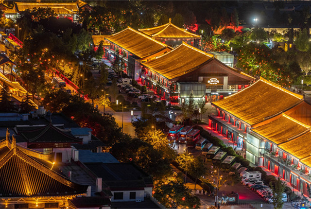 陕西西安大雁塔掀起旅游热 大唐不夜城灯火璀璨