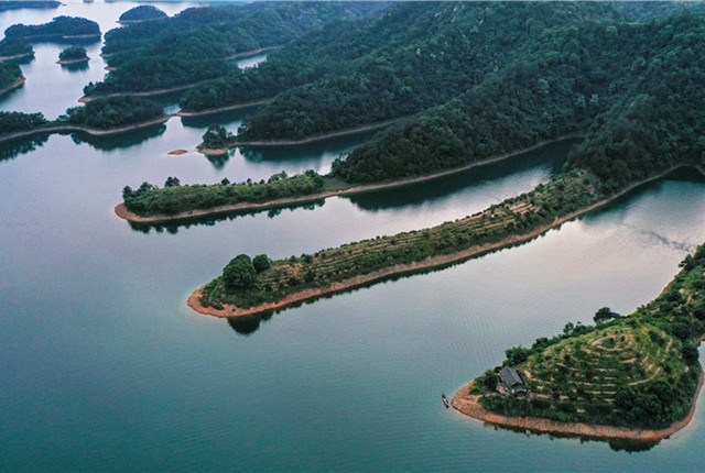 浙江淳安千岛湖珍珠列岛多姿多彩 碧波涟漪景色壮美