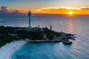 2023年5月26日，海南海口，经历几日不停息的雷雨天气过后，海口迎来晴朗好天气。傍晚时分，一轮红日缓缓落下，美如画。