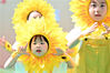  2023年5月26日，甘肃兰州，小朋友表演舞蹈《嘿，听我说》。当日，甘肃省妇联第二保育院举行以“携手相伴助成长 温情浸润绽精彩”为主题的庆“六一”幼儿系列活动，迎接“六一”国际儿童节的到来。中新社 九美旦增/cnsphoto/IC photo
