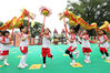 2023年5月30日，河北省唐山市，丰润区左家坞镇中心幼儿园，孩子们在表演舞龙节目。朱大勇/IC photo