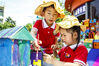 2023年5月31日，江苏省连云港市，东海县实验幼儿园西双湖分园举行“对话自然  缤纷童心”艺术展活动，庆祝“六一”儿童节以及“六五”世界环境日到来。柴军委/IC photo
