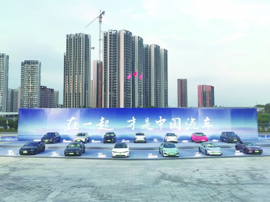 比亚迪第500万辆新能源车昨晚下线！新能源车成中国经济聚享游活力重要标识(图1)