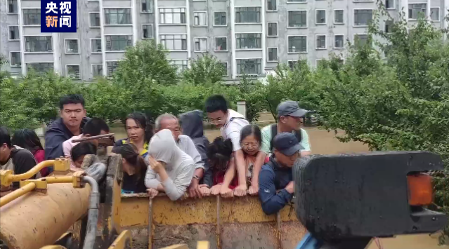 “有困难就得上！” 黑龙江一男子开自家铲车参与抢险救援 转移被困人员
