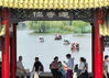 2023年9月3日，初秋时节，江苏扬州瘦西湖风景区秋意渐浓，景色宜人，吸引了众多游客前来休闲观光。