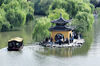2023年9月3日，初秋时节，江苏扬州瘦西湖风景区秋意渐浓，景色宜人，吸引了众多游客前来休闲观光。