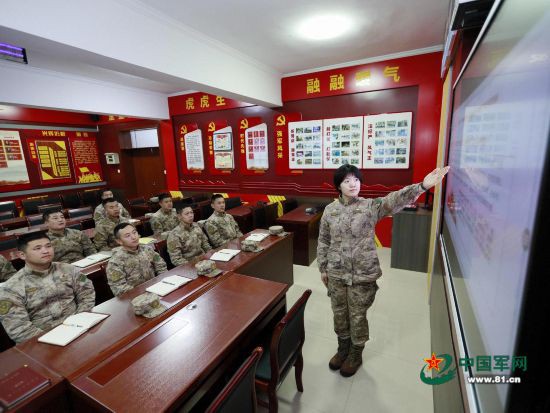 北部战区陆军某边防旅下士刘雨凡在连队教室为大众进行表面讲课。 杨舒 摄