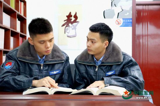 11月8日晚，空军航空大学某团学员杨志珅（左）在大队组织不雅看《问候&ldquo;年青的鹰&rdquo;》专题片后，与战友调换共享感悟。刘坚 摄