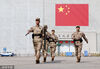 2024年2月9日，武警湖北总队宜昌支队巡逻组官兵正在三峡大坝巡逻。
