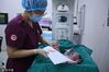 2024年2月10日零时，天津市中心妇产科医院和平院区迎来“龙宝宝”降生。医护人员为“龙宝宝”按脚印。   