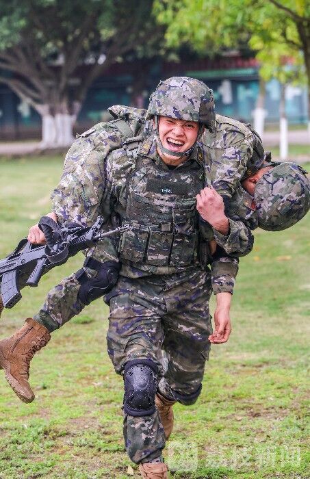 武警官兵开展强化训练荔枝军事