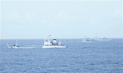 图①：编队驶向目标海域。