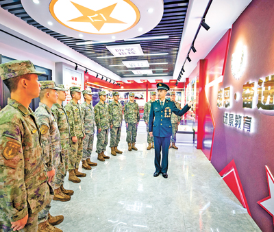 火箭军某部延期服役军士为官兵开展场景教育。芷馨 摄