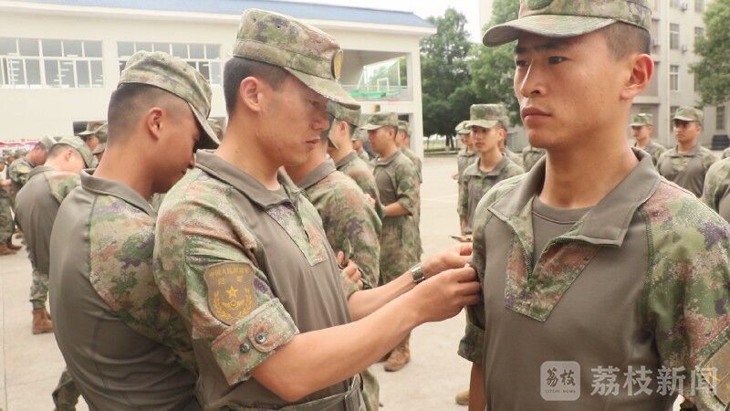荣耀时刻!新兵授衔,欢迎入列!|荔枝军事_荔枝网新闻