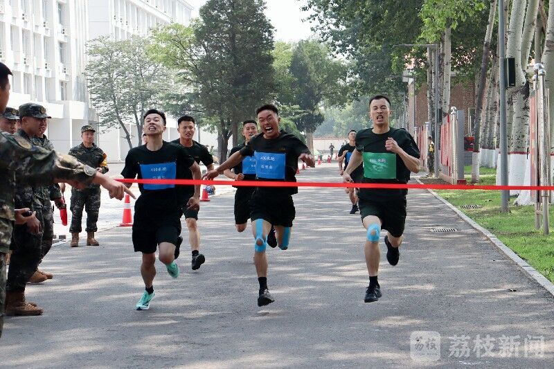 热血竞技!武警官兵举行破纪录军人运动会