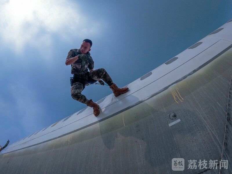 首页>荔枝新闻>军事>为进一步转化武警部队反劫机分队跨区轮训成果,不